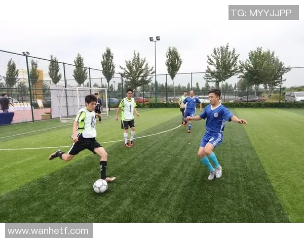 重庆足球队团队协作引发热议球迷对战术配合与球员表现展开激烈讨论